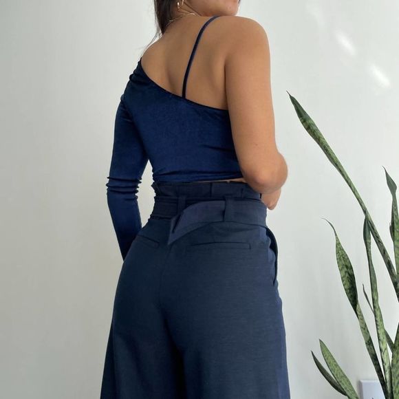 One shoulder velvet crop top in blue - Picture 4 of 5
